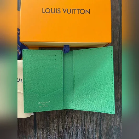 Louis Vuitton Passport Cover Green - Picture 7 of 9